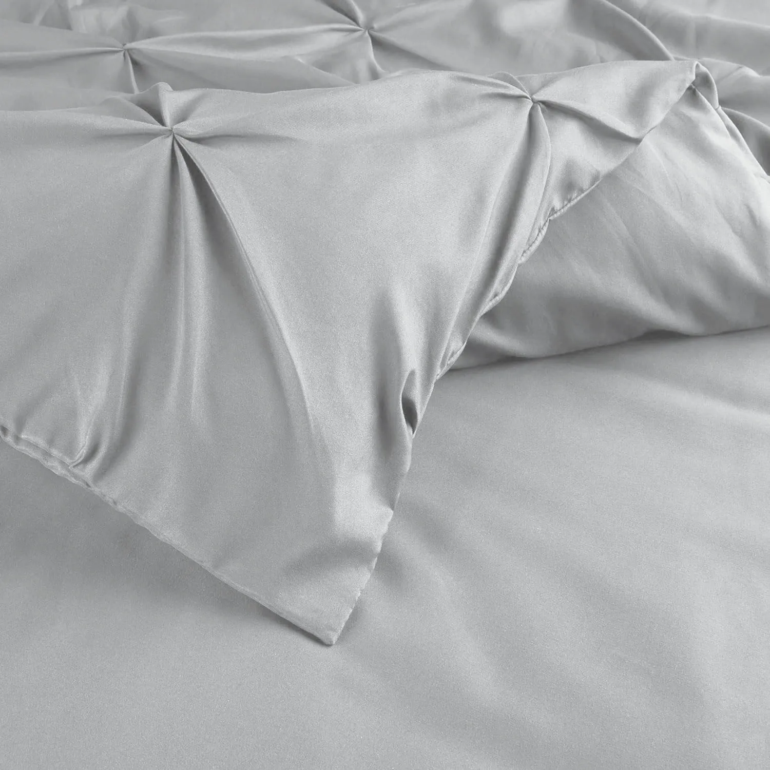 Amazon Basics Light-Weight Microfiber Pinch Pleat Duvet Cover Set